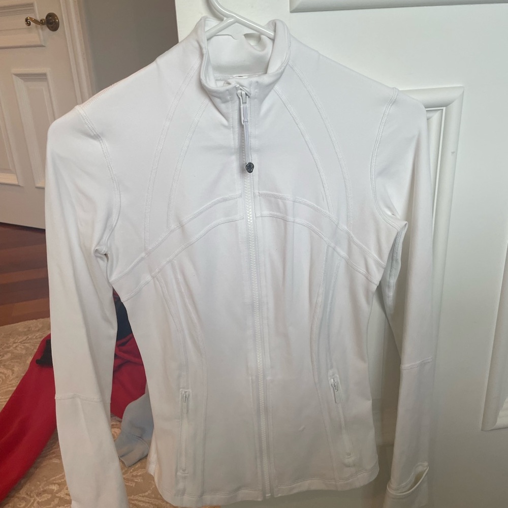 Lululemon White Ski Jacket with High Collar and Fitted Silhouette